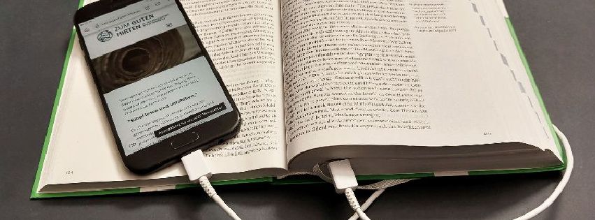 Offen Bibel mit einem Smartphone verbunden