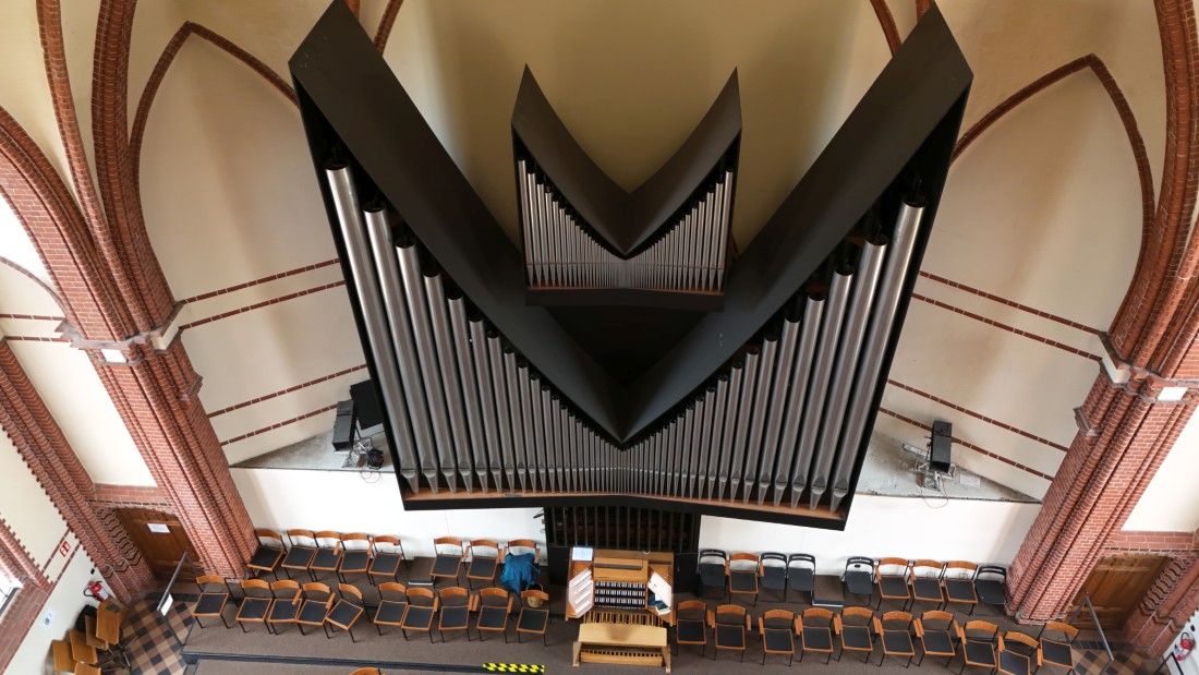 Kirchenorgelpfeifen von oben.