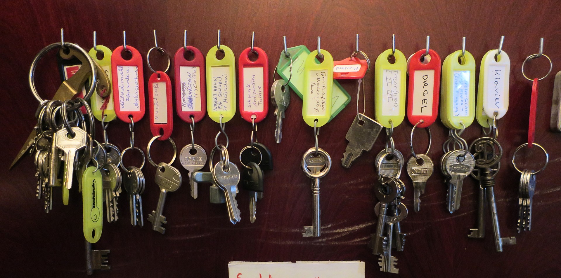 Ein Schlüsselbrett mit vielen bunten Schlüsseln